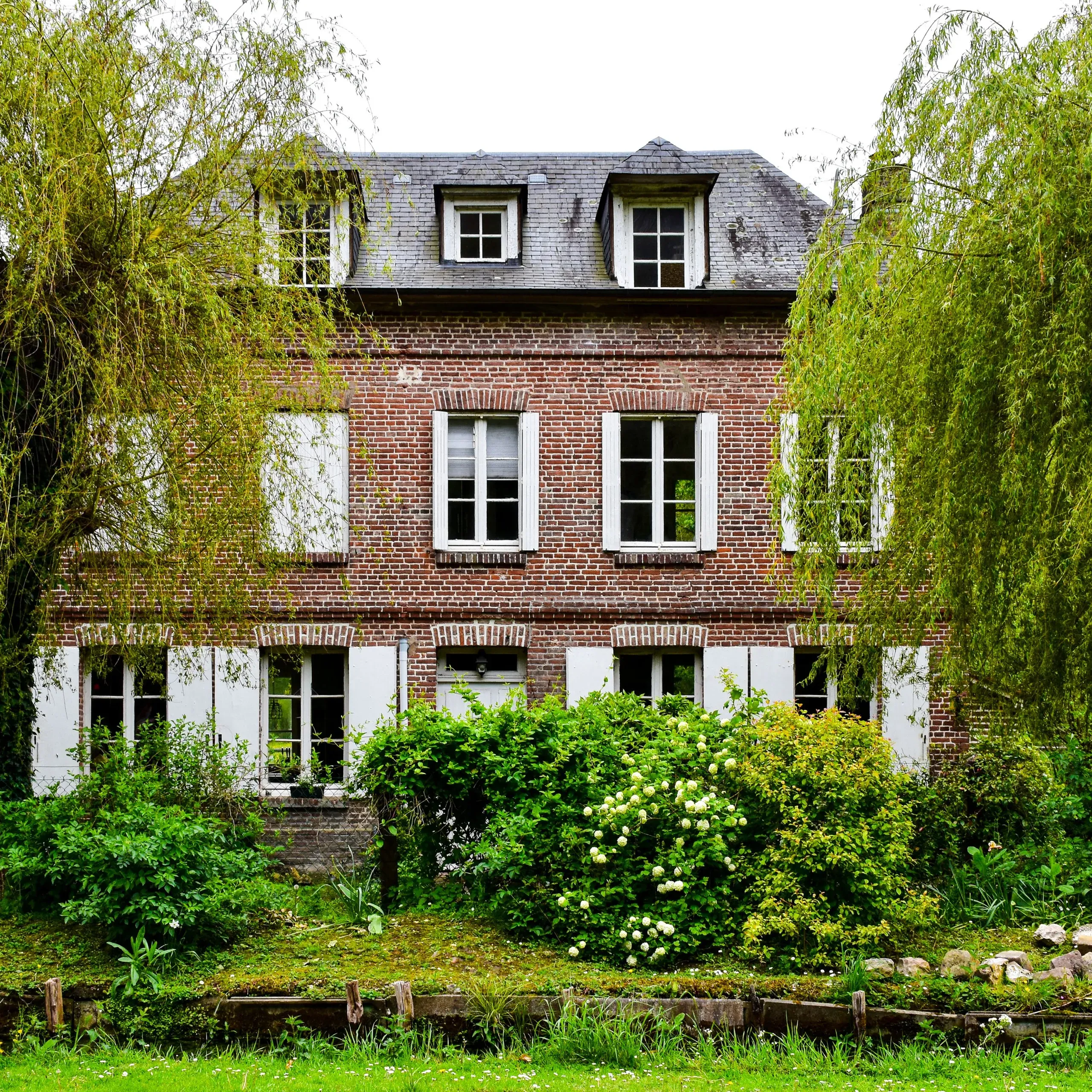 Maison bretonne et son jardin paysager